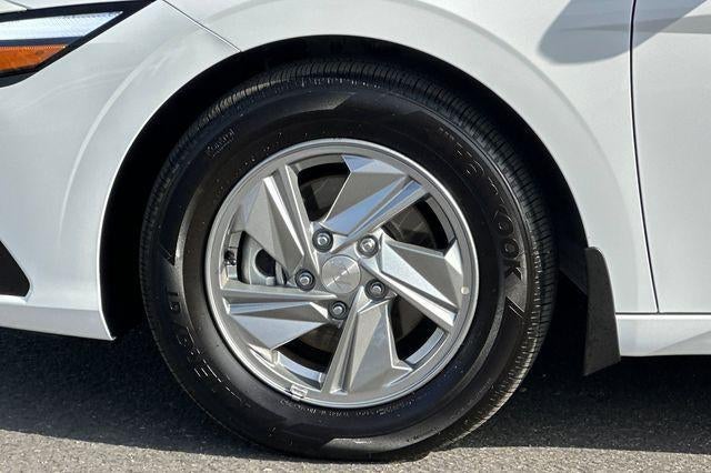 2026 Hyundai ELANTRA SE Sedan