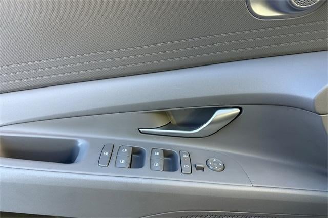 2025 Hyundai ELANTRA SE IVT