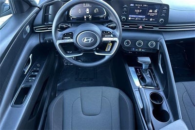 2025 Hyundai ELANTRA SE IVT