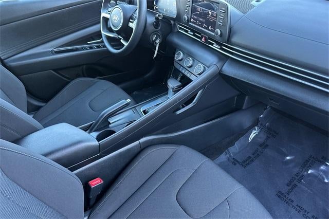 2025 Hyundai ELANTRA SE IVT