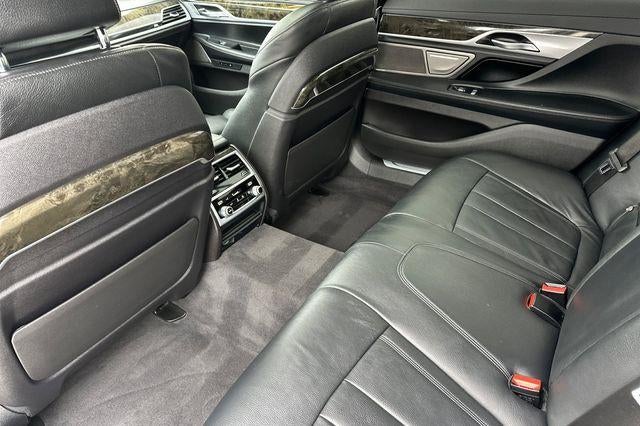 2022 BMW 740i Sedan
