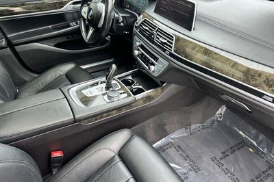 2022 BMW 740i Sedan