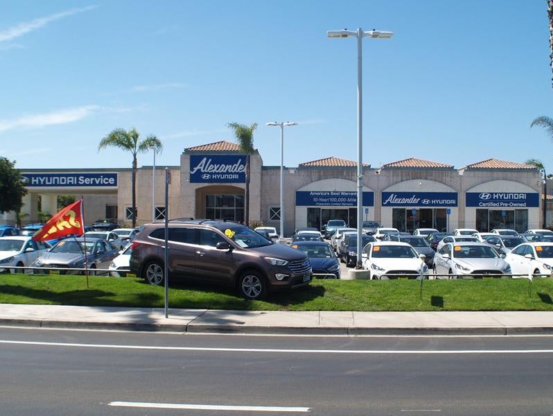  vehicles parked in front of Hyundai_showroom